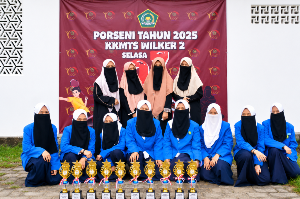 Siswa-siswi MTs Insan Qur'ani berfoto bersama piala kemenangan pada ajang Porseni Wilker 2 Kabupaten Lumajang.