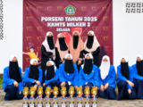 Siswa-siswi MTs Insan Qur'ani berfoto bersama piala kemenangan pada ajang Porseni Wilker 2 Kabupaten Lumajang.