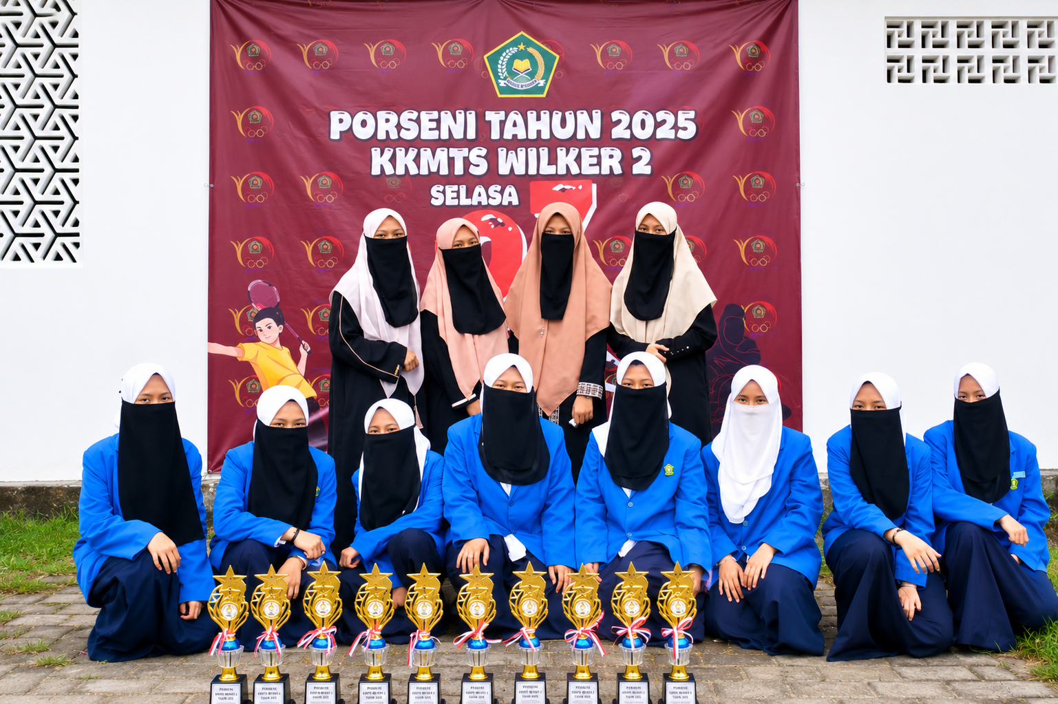 Siswa-siswi MTs Insan Qur'ani berfoto bersama piala kemenangan pada ajang Porseni Wilker 2 Kabupaten Lumajang.