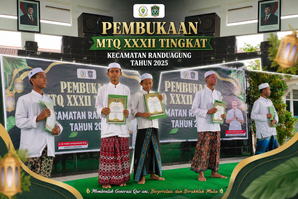 Potret siswa MTs Insan Qur'ani saat menerima penghargaan juara MHQ dan MTQ.