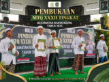 Potret siswa MTs Insan Qur'ani saat menerima penghargaan juara MHQ dan MTQ.