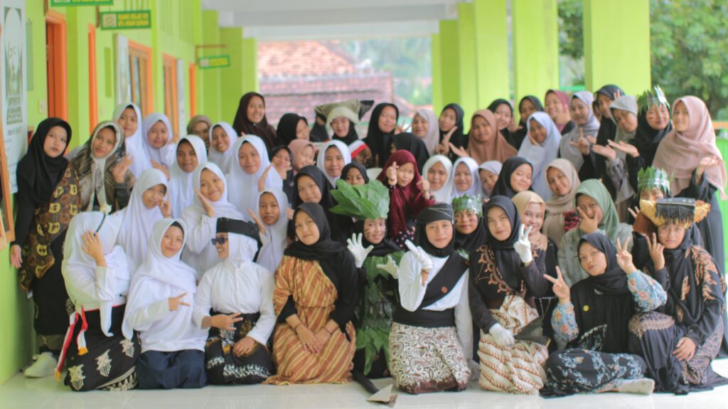 Peringatan Hari Kartini MTs Insan Qurani