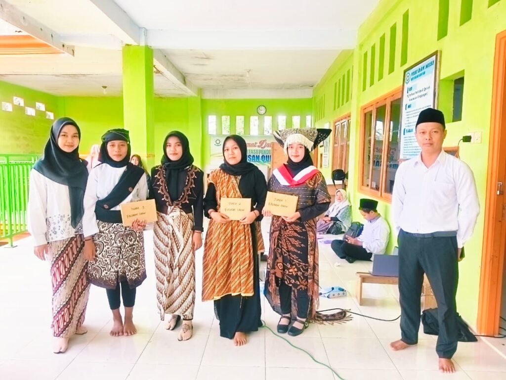Peringatan Hari Kartini MTs Insan Qurani