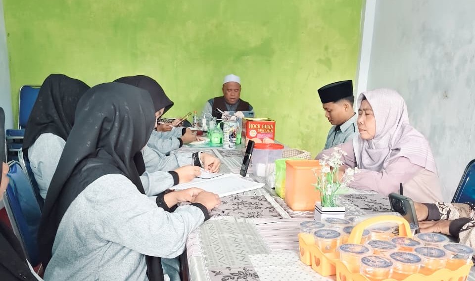 Suasana Rapat Dinas MTs Insan Qurani bersama Ketua Yayasan dan Dewan Guru