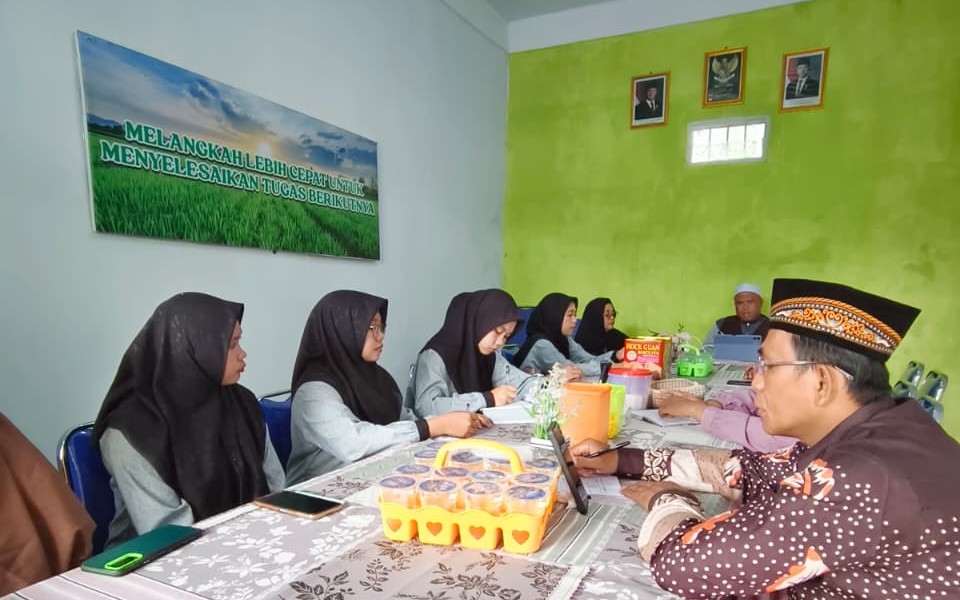 Suasana Rapat Dinas MTs Insan Qurani bersama Ketua Yayasan dan Dewan Guru