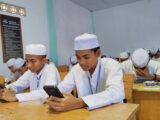 Siswa mengikuti pelaksanaan UMBK di MTs Insan Qur’an Ranulogong menggunakan HP