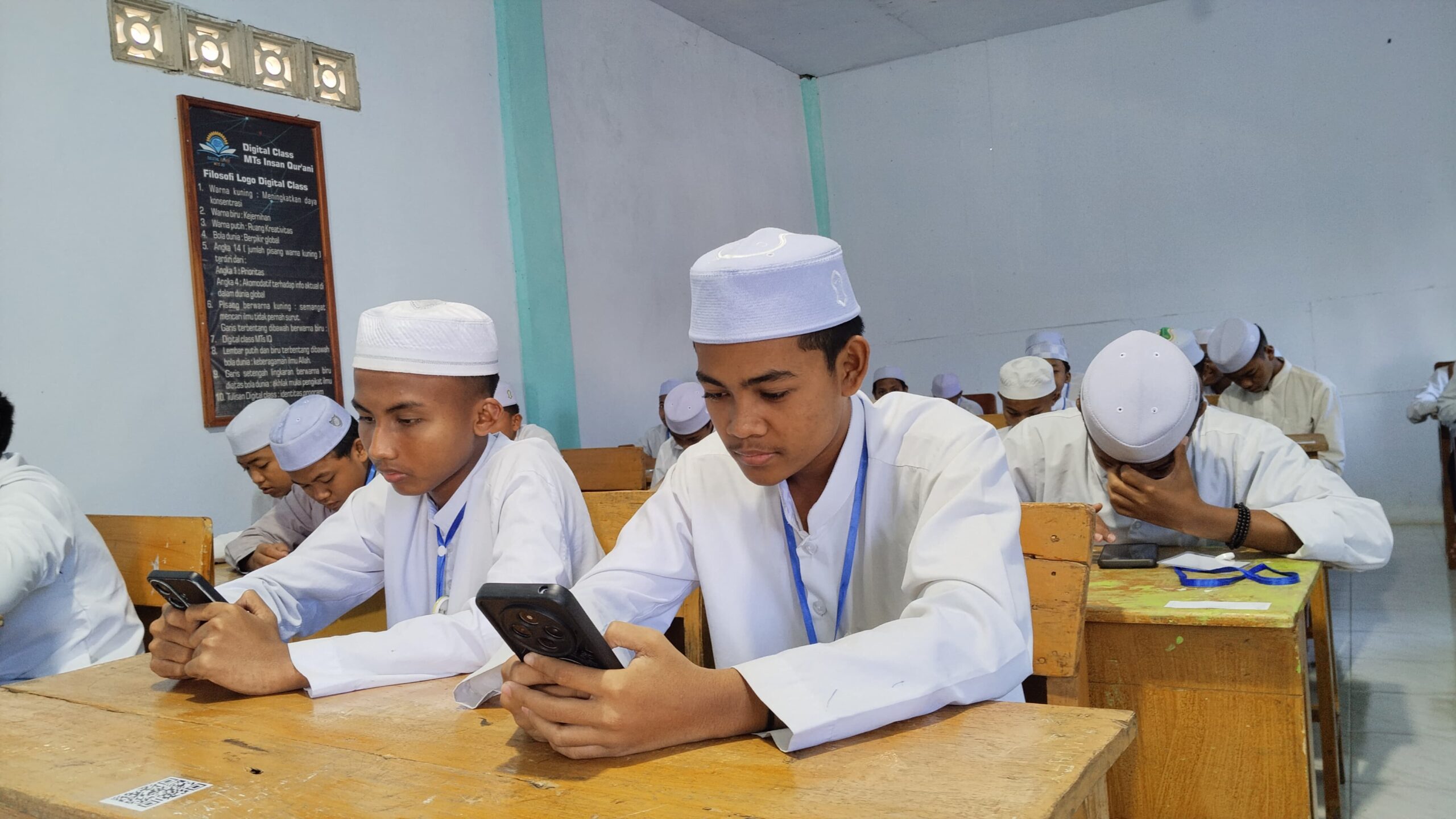Siswa mengikuti pelaksanaan UMBK di MTs Insan Qur’an Ranulogong menggunakan HP