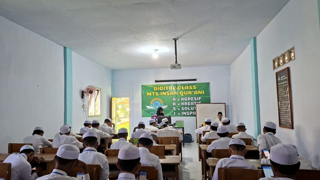 Siswa mengikuti pelaksanaan UMBK di MTs Insan Qur’an Ranulogong menggunakan HP