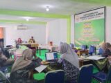 Dewan guru menggelar rapat merespons penunjukan Tim Implementasi KBC di MTs Insan Qur’ani oleh Pengawas Bina Wilker 2
