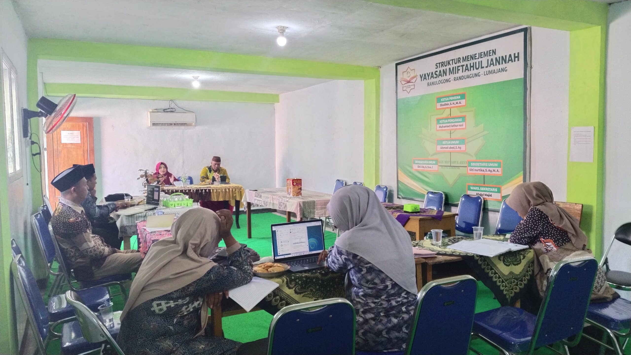 Dewan guru menggelar rapat merespons penunjukan Tim Implementasi KBC di MTs Insan Qur’ani oleh Pengawas Bina Wilker 2