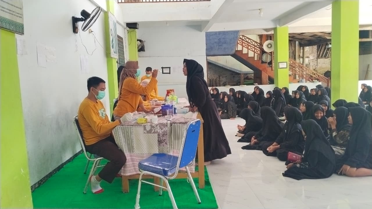 Kegiatan pemeriksaan medis Puskesmas Tunjung di MTs Insan Qur’ani