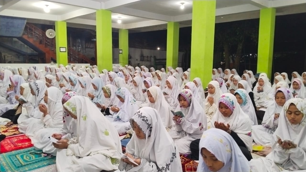 Para siswi dan santriwati mengikuti kegiatan doa bersama di PP Miftahul Jannah Putri