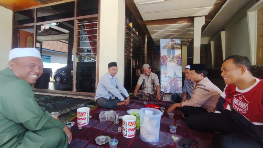 Suasana hangat kunjungan ziarah haji keluarga besar MTs Insan Qur'ani sebagai bentuk ukhuwah antar rekan pendidik.