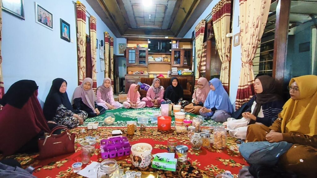 Keluarga besar MTs Insan Qur'ani melaksanakan silaturahmi ziarah haji ke kediaman Ibu Hj. Siti Fatimah Nur Syamsa.