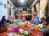 Keluarga besar MTs Insan Qur'ani melaksanakan silaturahmi ziarah haji ke kediaman Ibu Hj. Siti Fatimah Nur Syamsa.