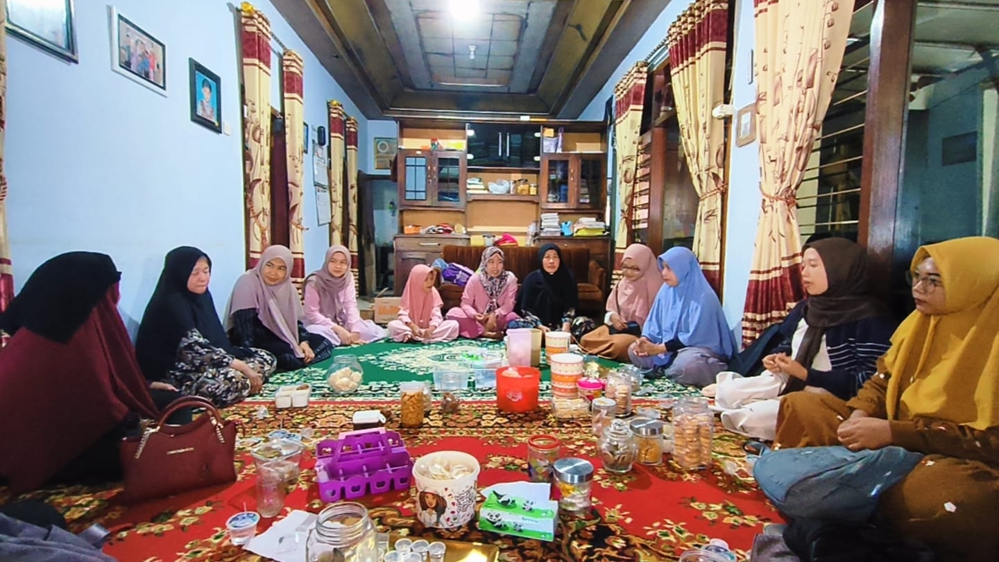 Keluarga besar MTs Insan Qur'ani melaksanakan silaturahmi ziarah haji ke kediaman Ibu Hj. Siti Fatimah Nur Syamsa.