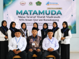 > Foto bersama panitia MATAMUDA 2026 MTs Insan Qur'ani Ranulogong usai pembukaan kegiatan
