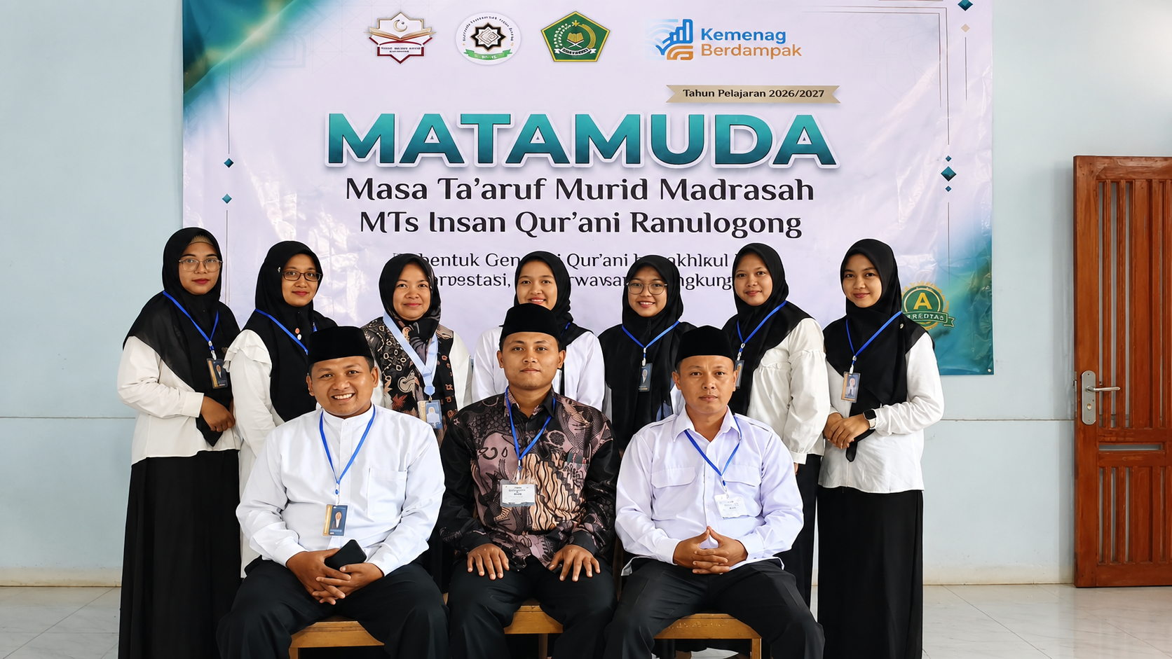 > Foto bersama panitia MATAMUDA 2026 MTs Insan Qur'ani Ranulogong usai pembukaan kegiatan