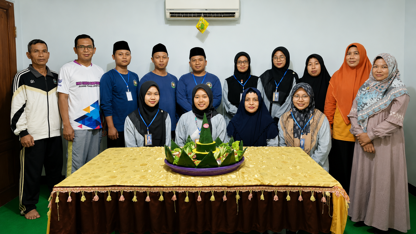 Penutupan MATAMUDA 2026 di MTs Insan Qur'ani Ranulogong bersama kepala madrasah, panitia, dan dewan guru